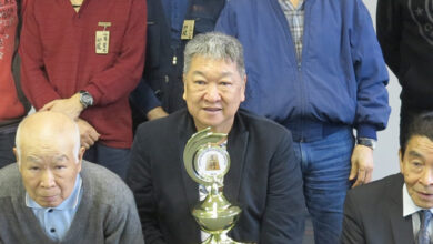 優勝トロフィーを持つ高嶋さん