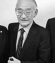 日系人の強制収容の不当性を訴えた日系二世弁護士・安井稔氏（Image courtesy of the Korematsu family, From Wikimedia Commons）