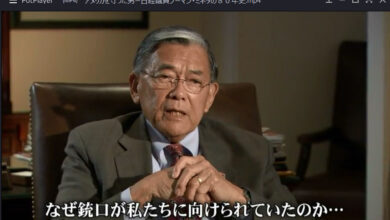 「なぜ銃口が私たちに向けられていたのか…」。少年時代に経験した強制収容所の生活について語るミネタ氏（ＤＶＤ『アメリカを守った男―日系人議員ノーマン・ミネタの８０年史』ＦＣＩ、２０１２年の冒頭場面）