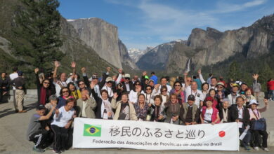 ヨセミテ国立公園の絶景を前に記念撮影する一行