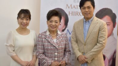 記者会見を行った三山ひろしさん、松前ひろこさん、中村仁美さん