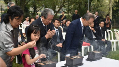 焼香する参列者ら