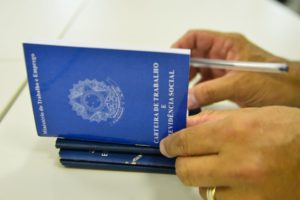 労働手帳に書き込まれる雇用が増えない現実（Marcello Casal/Agência Brasil）