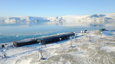 基地全容（手前にあるのは風力発電用の塔、黒っぽい部分の手前が東棟、左に突き出して見えるのは技術棟、技術棟の延長線上にあり、東棟の向こう側に突き出して見えているのが西棟（Marinha do Brasil）