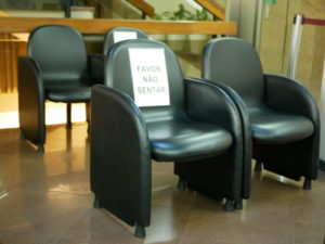 「座らないで」と書かれた受付の椅子
