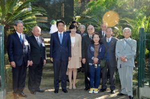 ２０１４年８月、イビラプエラ公園内の慰霊碑を訪ねた安倍夫妻