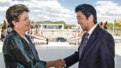 ２０１４年８月１日午前、安倍首相を首都ブラジリアの大統領府に迎え入れ、入口で固い握手を交わすジウマ大統領(Foto: Roberto Stuckert）