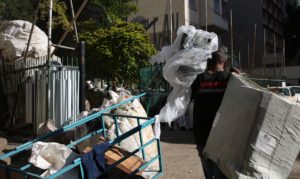 ゴミ捨て場に捨てられた再生資源ごみを集める男性（Rovena Rosa/Agencia Brasil）
