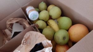 ドイツで寄付された配送サービスでのフルーツ詰合せ