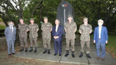 「印象深かった」という記念碑の前で記念撮影