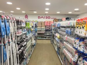 豊富な種類の掃除用品が並んだ棚