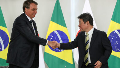 ボルソナロ大統領と固い握手を交わす茂木外相（大統領官邸、Foto: Marcos Corrêa/PR ）