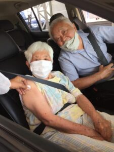 接種したばかりの１０８歳のトシさんと長男のツトムさん