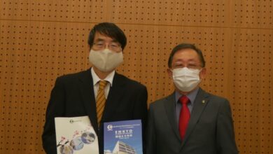 山田特命全権大使（左）に記念誌を贈呈した税田会長