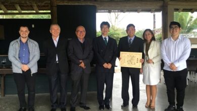 表彰式に参加した皆さん（左から ルイス氏、ジュリオ氏、サトウ氏、高木総領事、オカダ氏、シルヴァーナ氏、ロドリゴ氏）