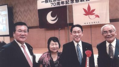 東京広島県人会７０周年時に記念写真。左から２人目が村上ことじさん、岸田さん、佳和さん