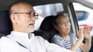 運転中にぶつかりそうになる高齢者ドライバー（参考写真、まぽさん、写真ＡＣ）