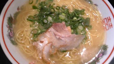 博多ラーメン（Hykw-a4, via Wikimedia Commons）