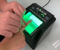 指紋登録を行う様子（httpswww.fingerprintroomjapan.co.jpja-digitalscan）