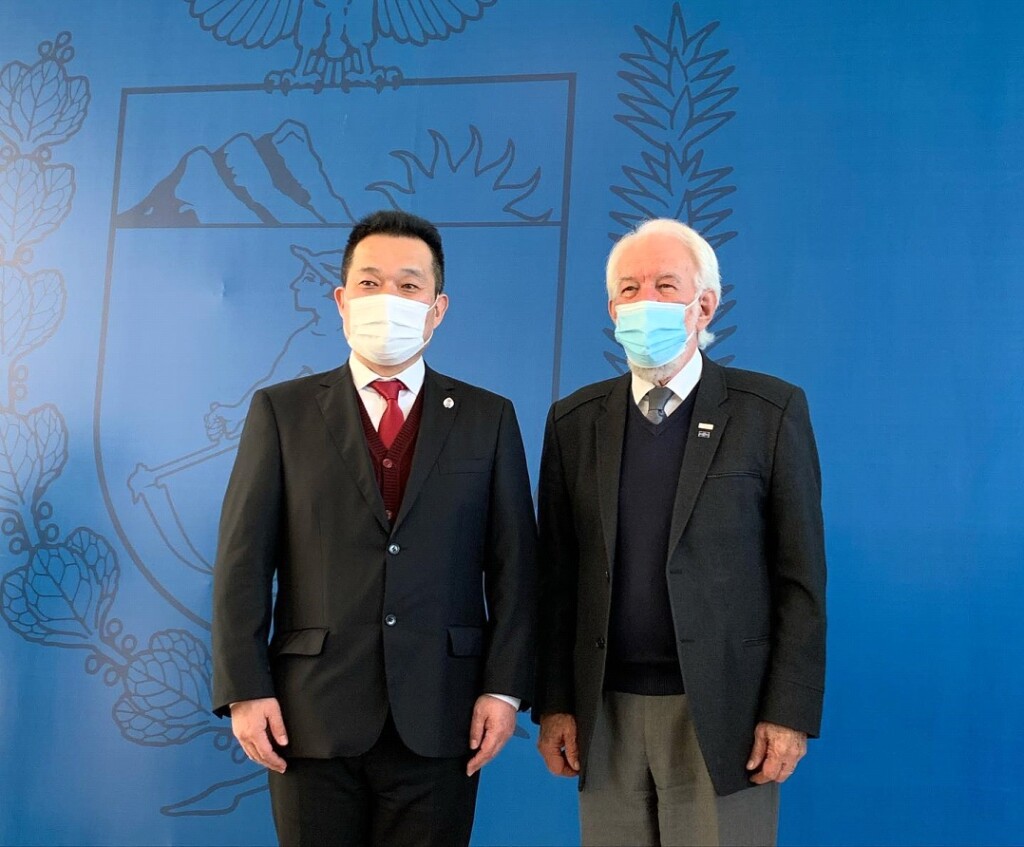 左から永田所長、ビアナ副知事