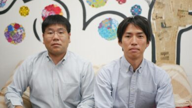 左から宮本新支局長、外山前支局長（撮影のため一時的にマスクを外している）