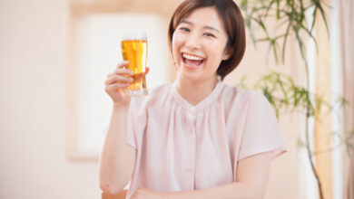 楽しそうにビールを飲む女性（acworksさん、写真ＡＣより）