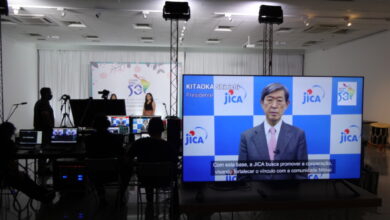 会場のテレビ画面で映し出された北岡伸一ＪＩＣＡ理事長のあいさつ