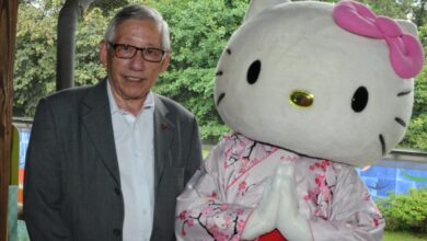 西尾ロベルト文協副会長とキティちゃん